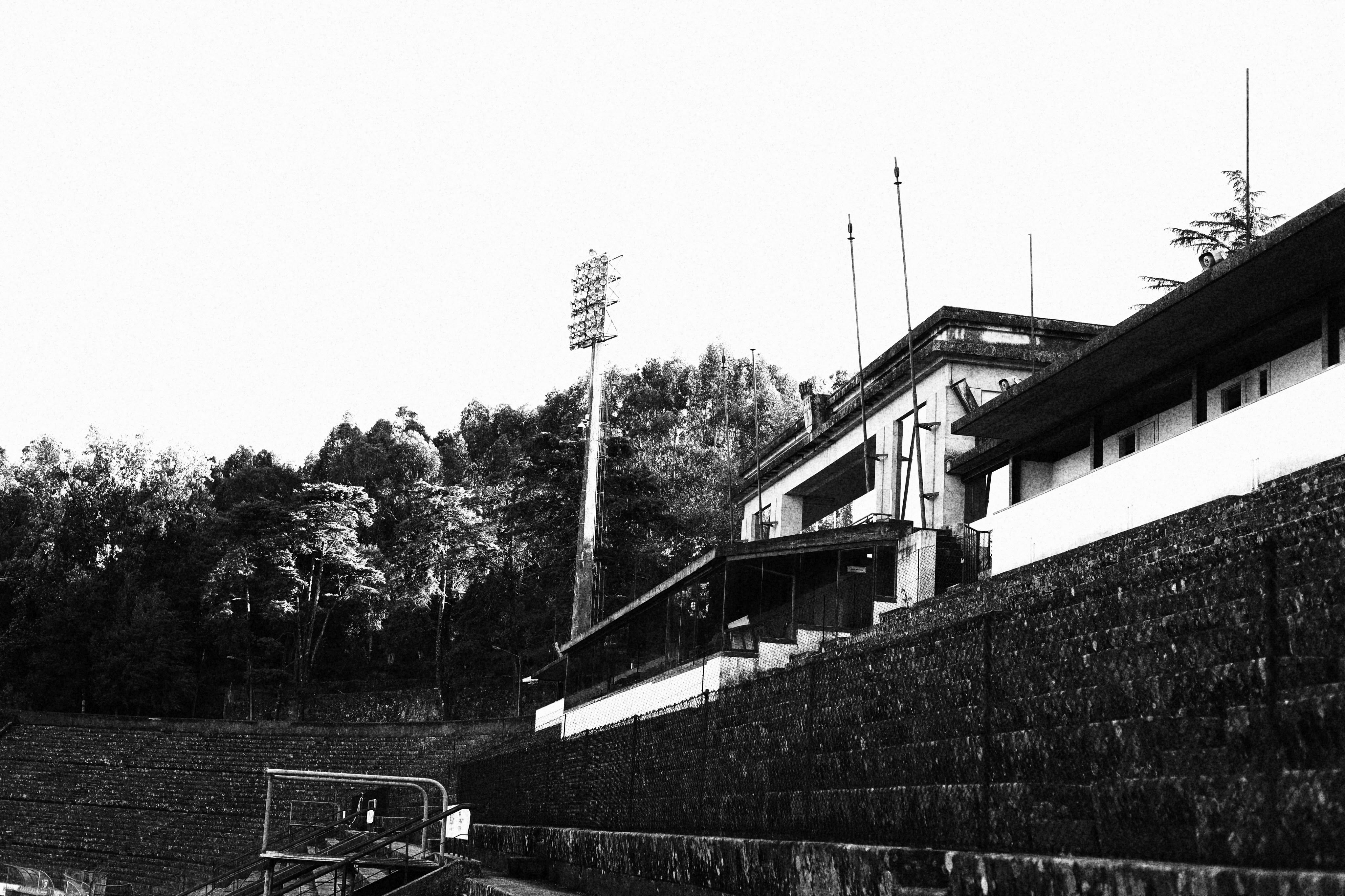 Bancada e holofote de um estádio das distritais